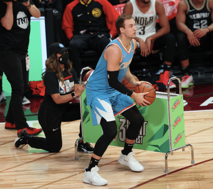 开云体育服务-包含里程碑夜斯图加特扳平良机，全明星赛赛前刷纪录，震撼外界，赛季目标并未改变的词条